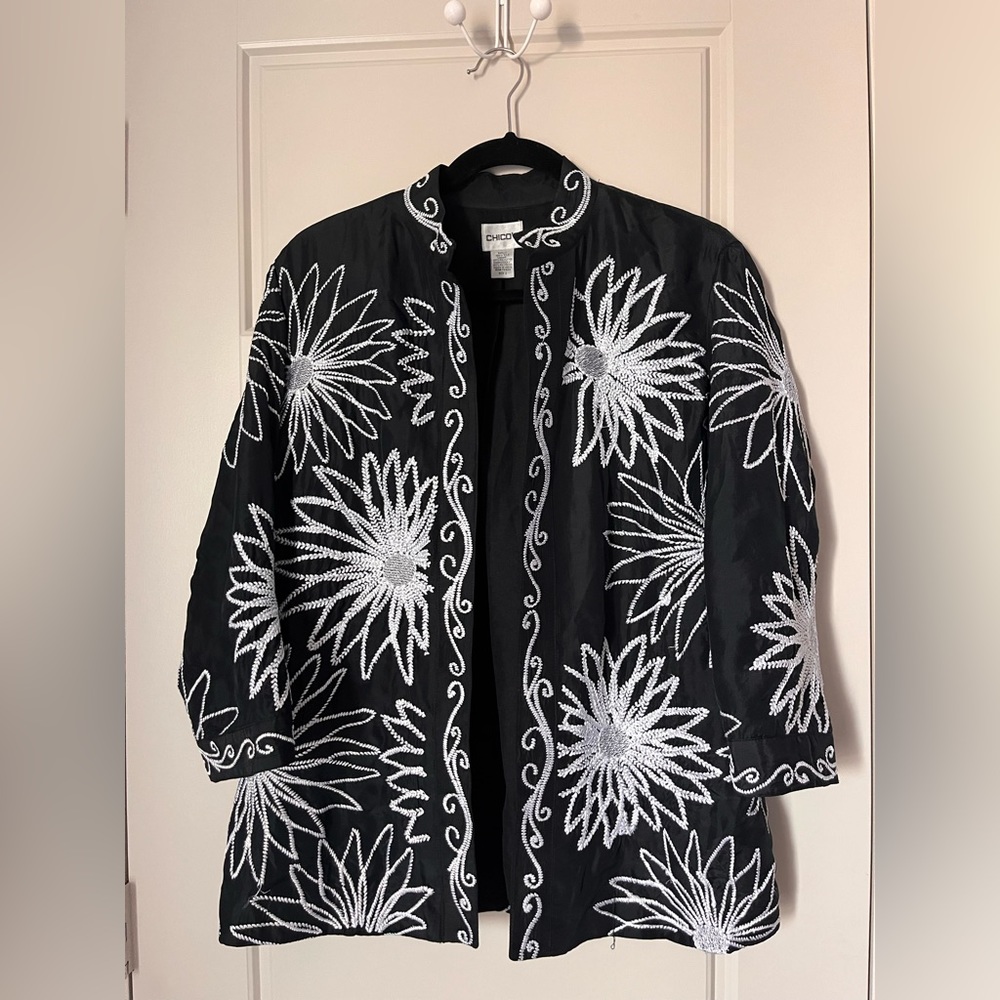 Chico's Black & White Jacket Floral Embroidered
Open Front Size 2/Large